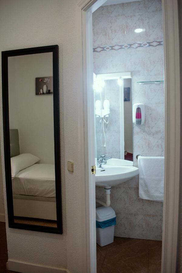 Hostal Artico Madrid Kültér fotó